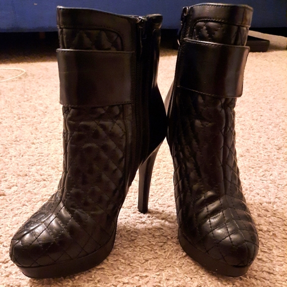 Leather bootie with Gold buckle. Sz 6 - Picture 5 of 5